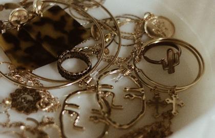 How to Clean Gold Jewellery at Home