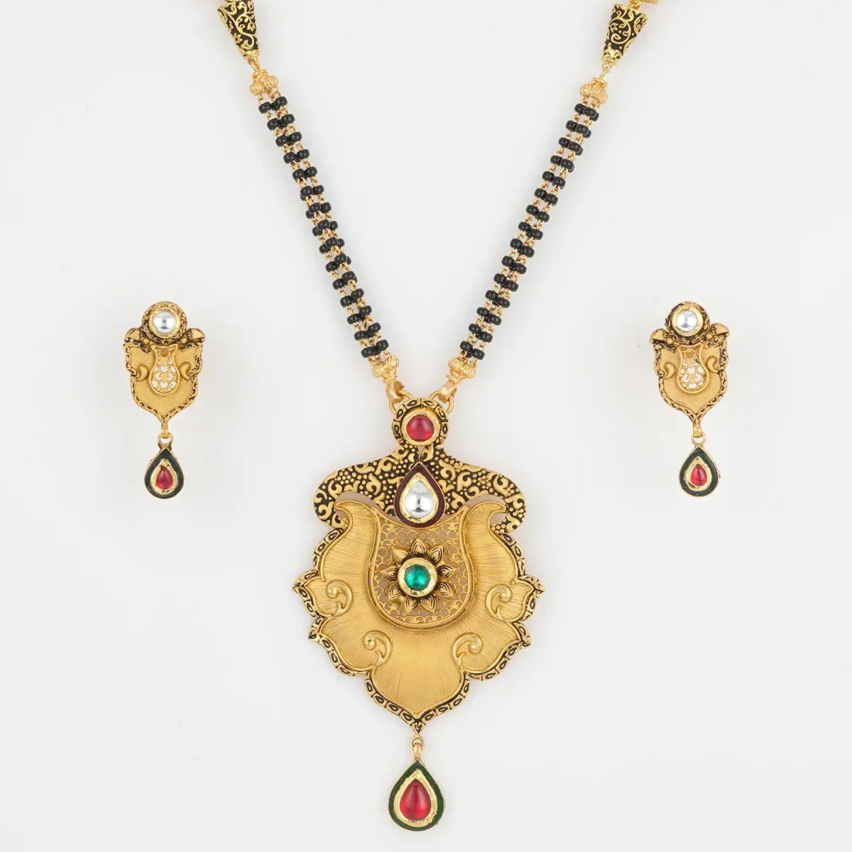 Beautiful Gold Mangalsutra Pendant Set fol Ladies with Elegnat Design