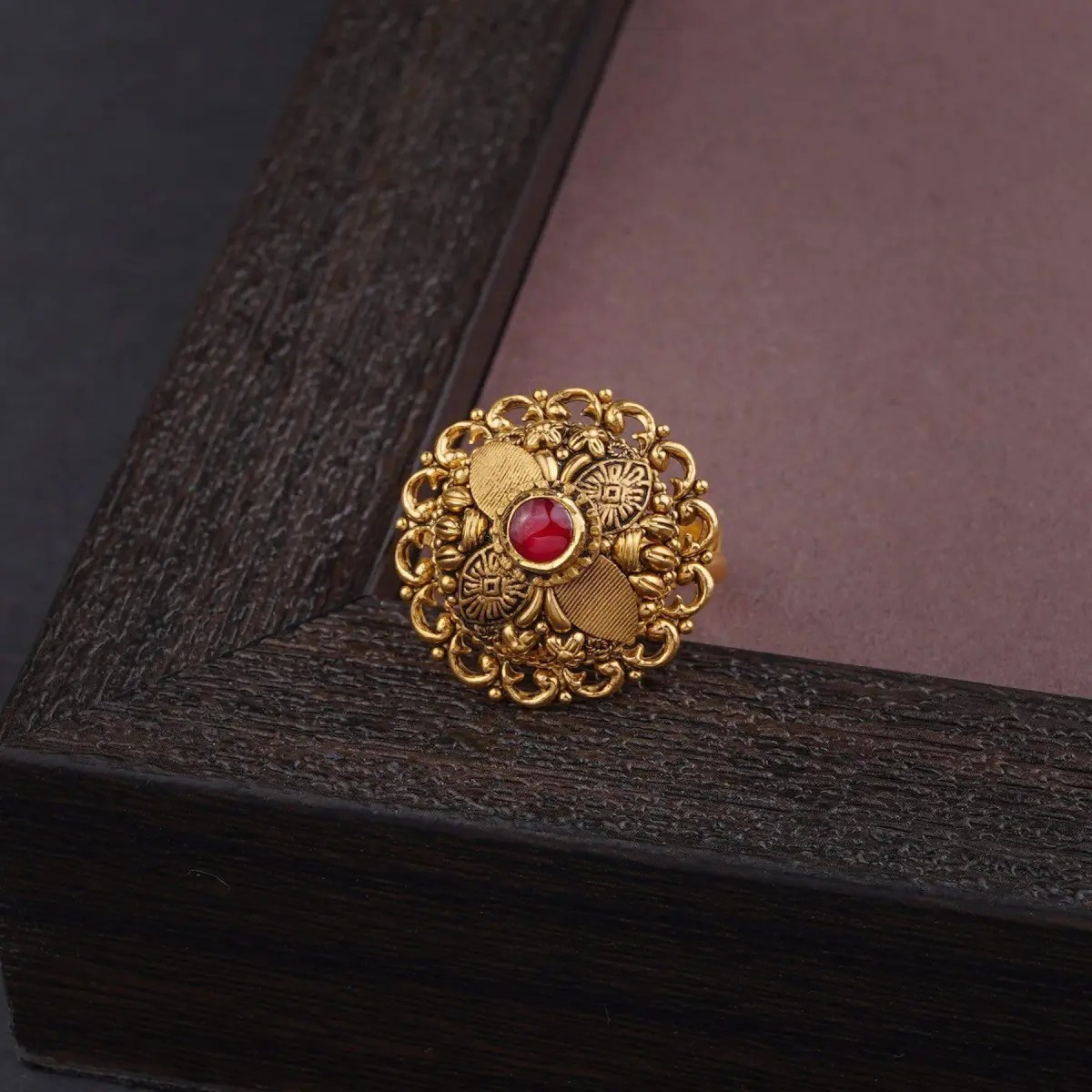 Beautiful Gold Cocktail Ring in Antique Design for Ladies