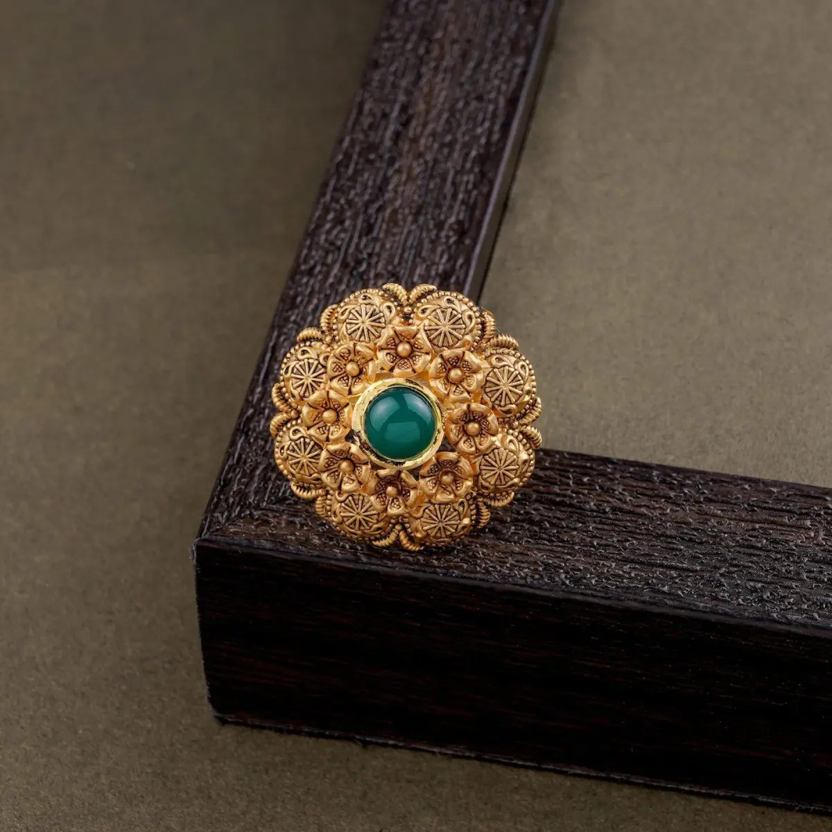 Beautiful Gold Antique Ring in Flowers Shape with Beautiful Design and Green Stone