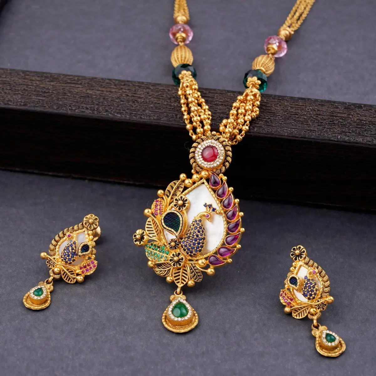 Adoreable Gold Antique Pendant Set with Fabulous work & Design