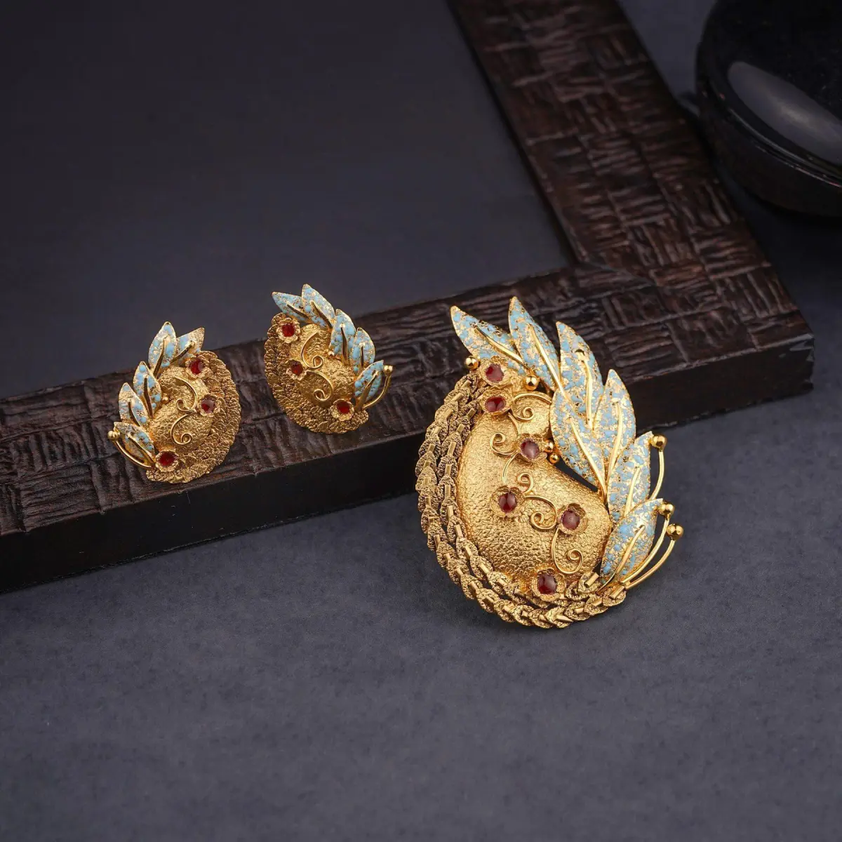 Unique Design Gold Antique Pendant Set Amazing Design