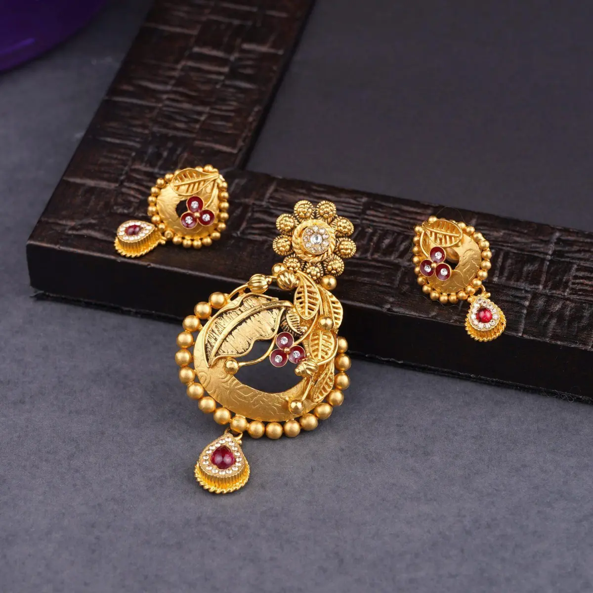 Gold Antique Pendant Set for Ladies with beautiful Design