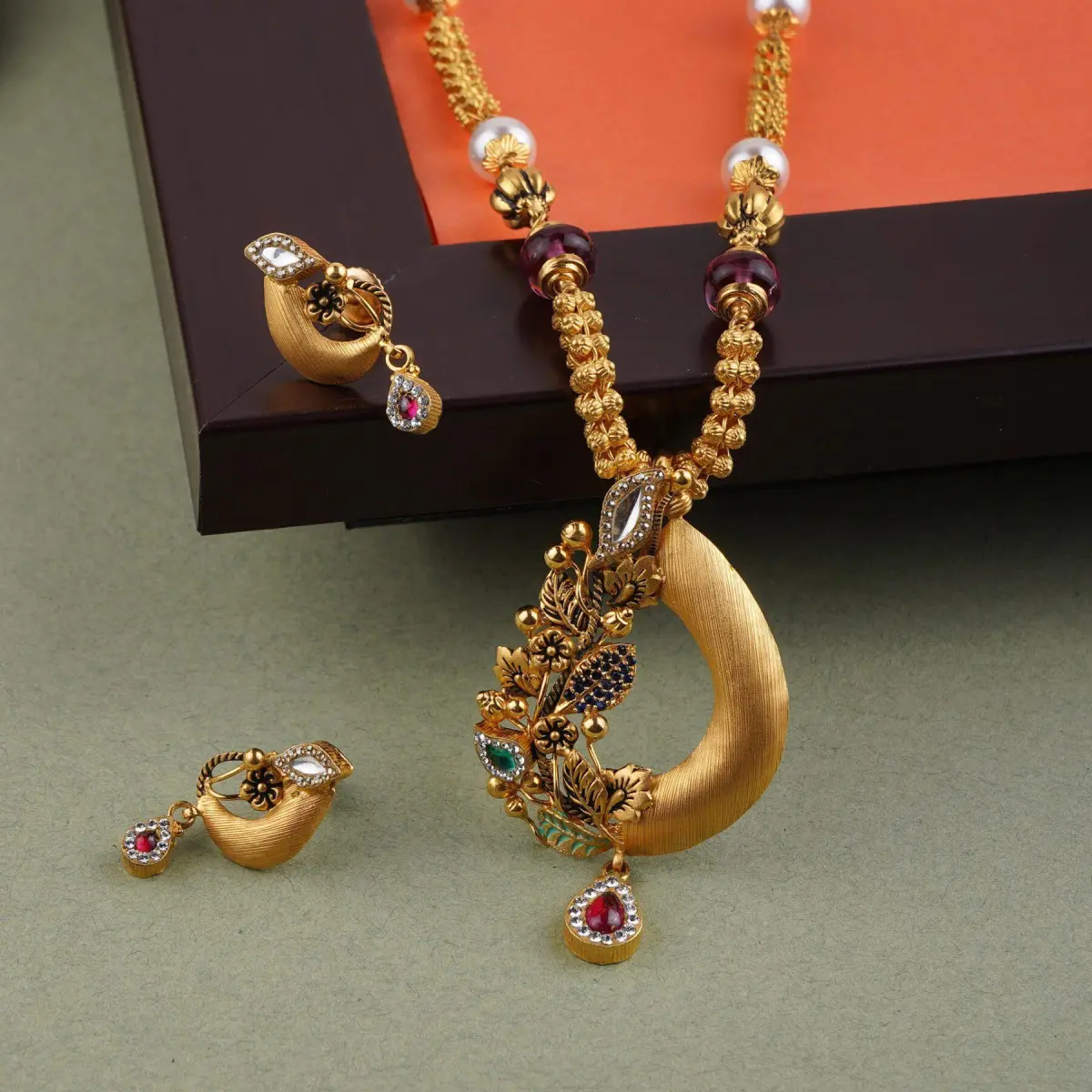 Adoreable Gold Antique Pendant Set with Fabulous work & Design