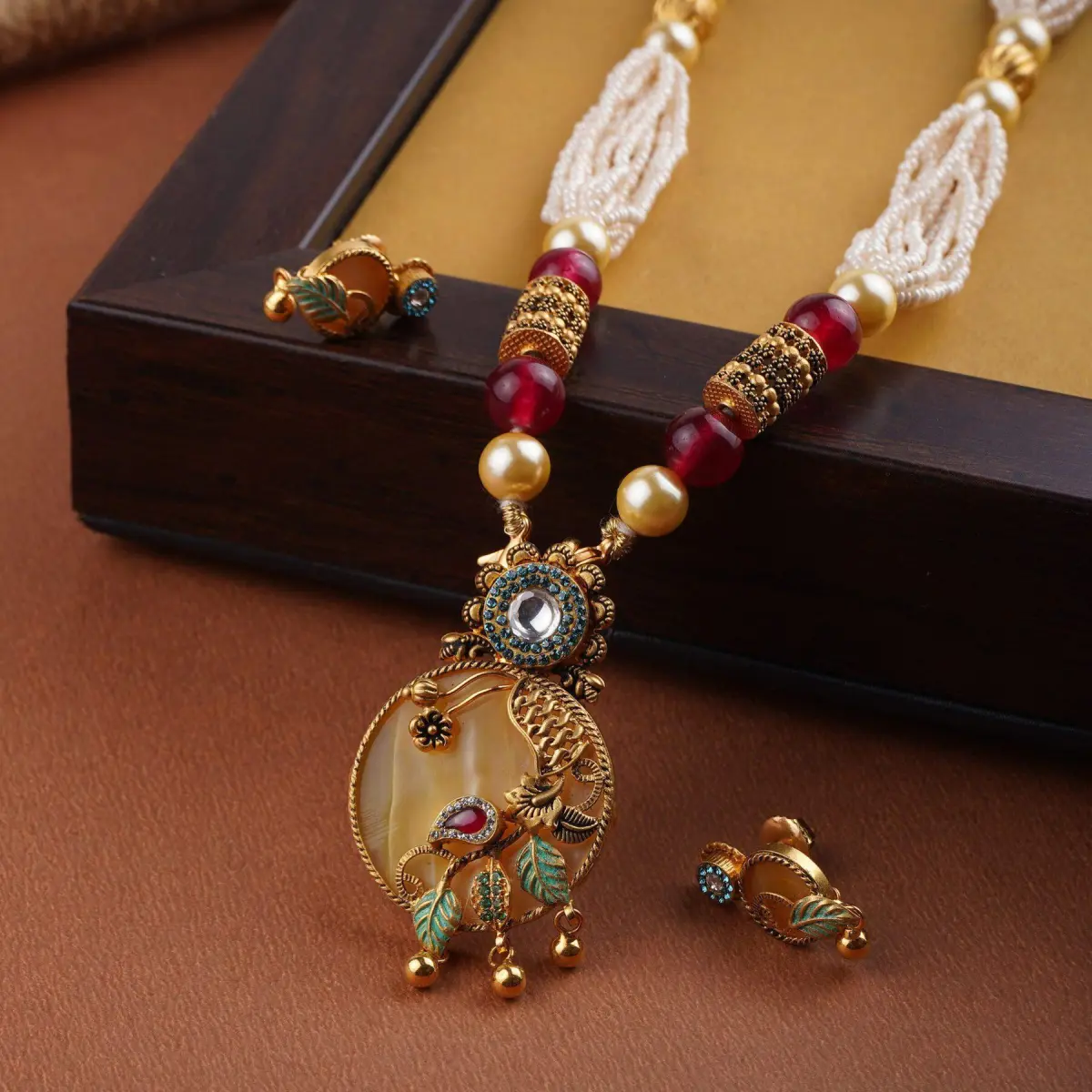 Adoreable Gold Antique Pendant Set with Fabulous work & Design