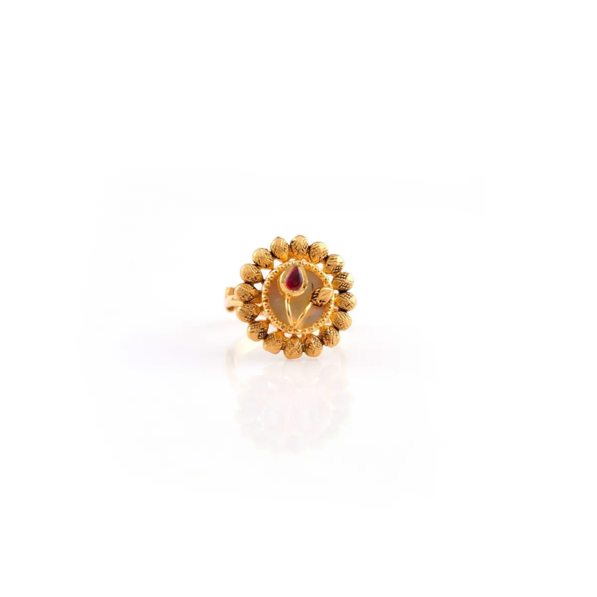 Beautiful Gold Antique Ring in Flowers Shape with Beautiful Design