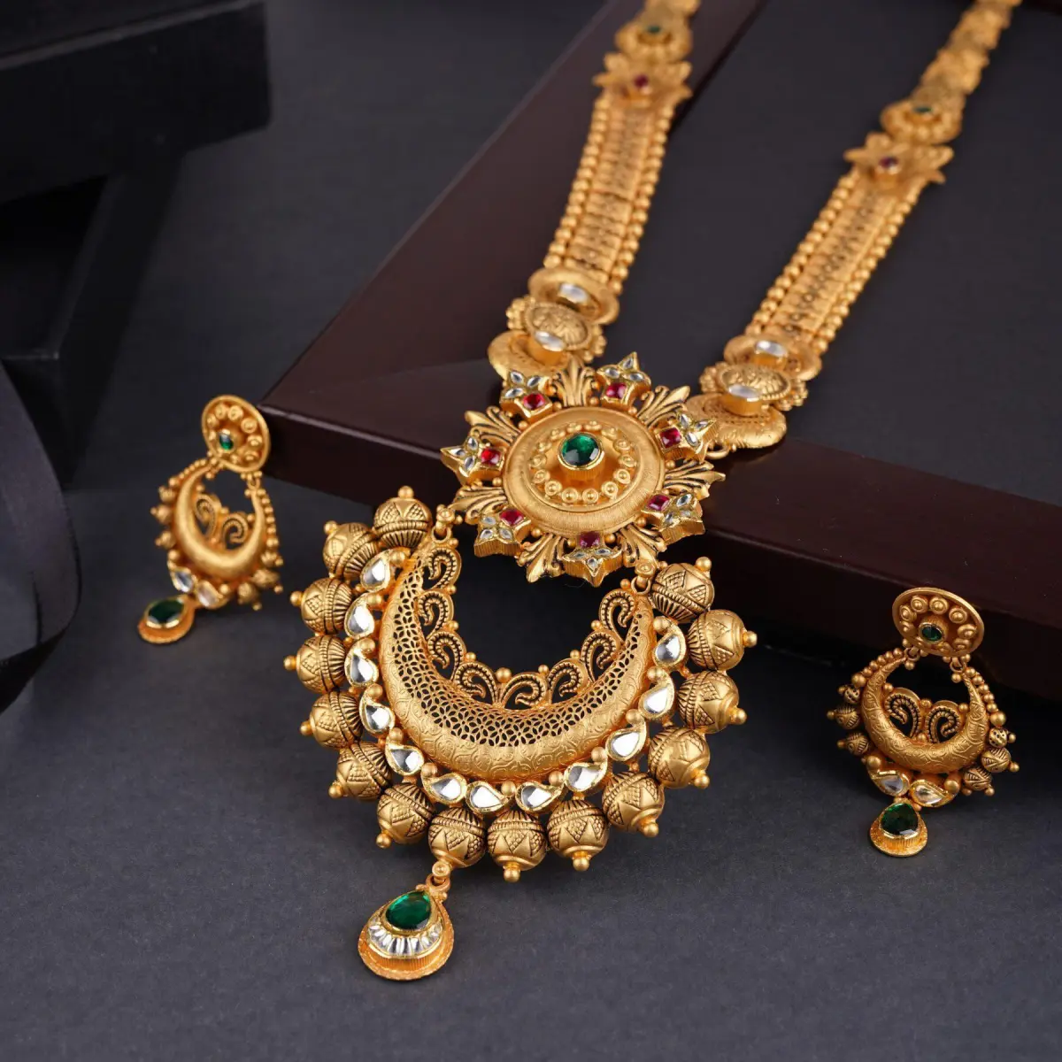 Beautiful Gold Ranihar Set with Flowers Shape in Amazing Kundan Stones and Design
