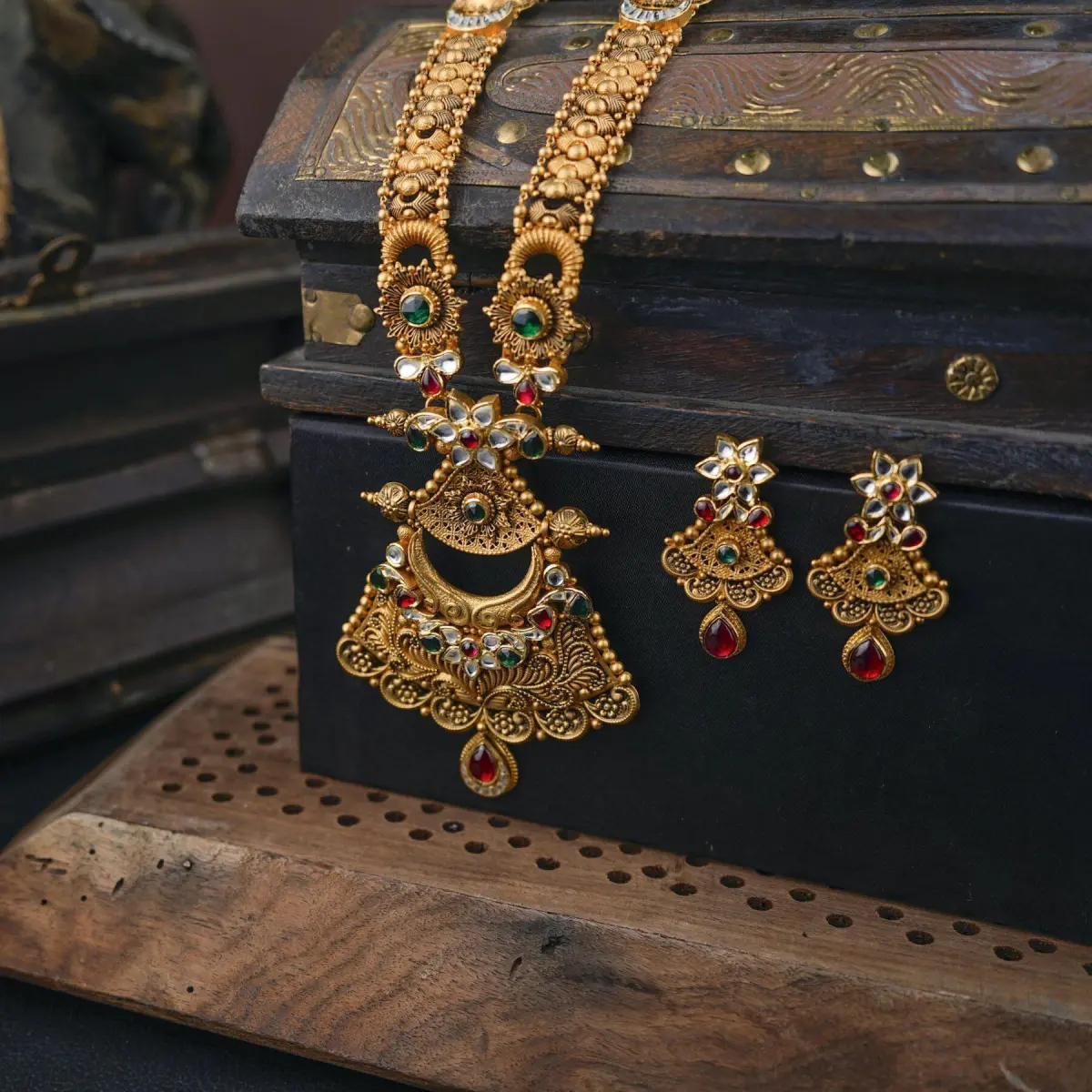Amazing Gold Ranihar Set for Ladies in Fabulous Design