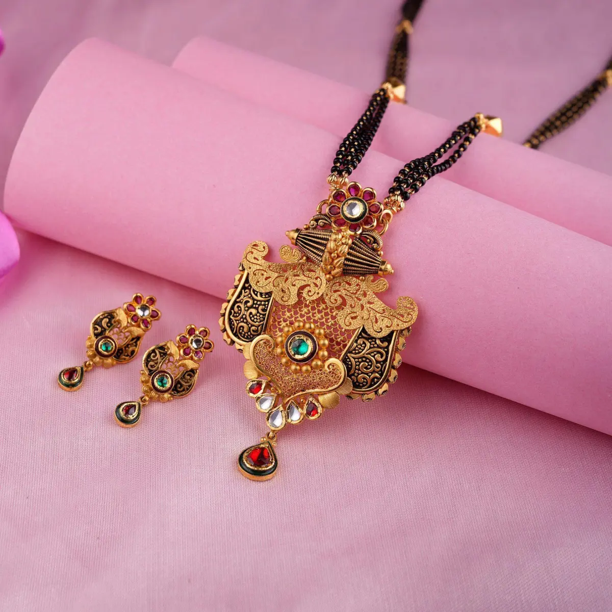 Adoreable Gold Mangal Sutra pendant Set in Kundan Stones & Black Meena with Beautiful Design
