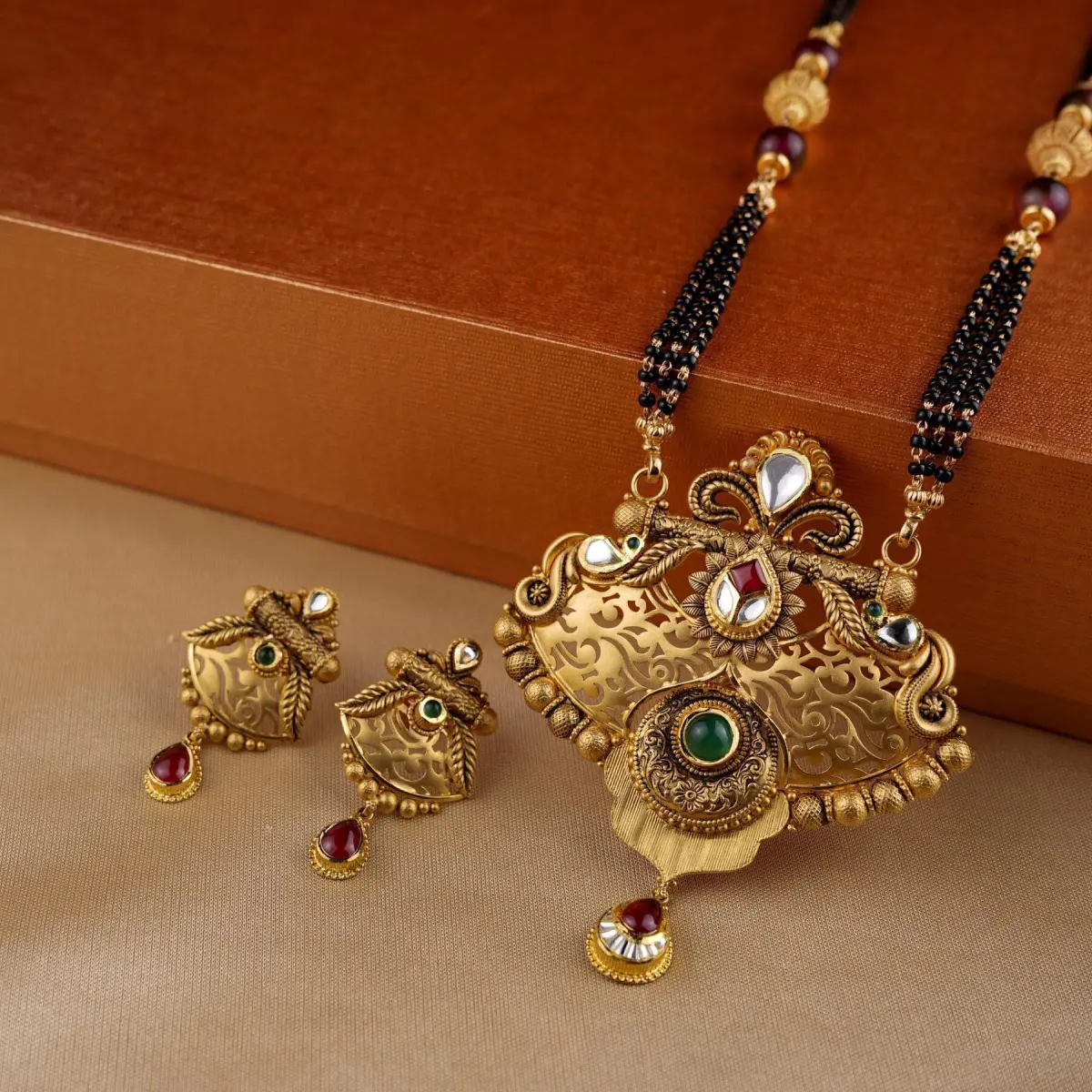 Beautiful Kundan Mangalsutra Pendant Set with Amazing Design and Work for Ladies