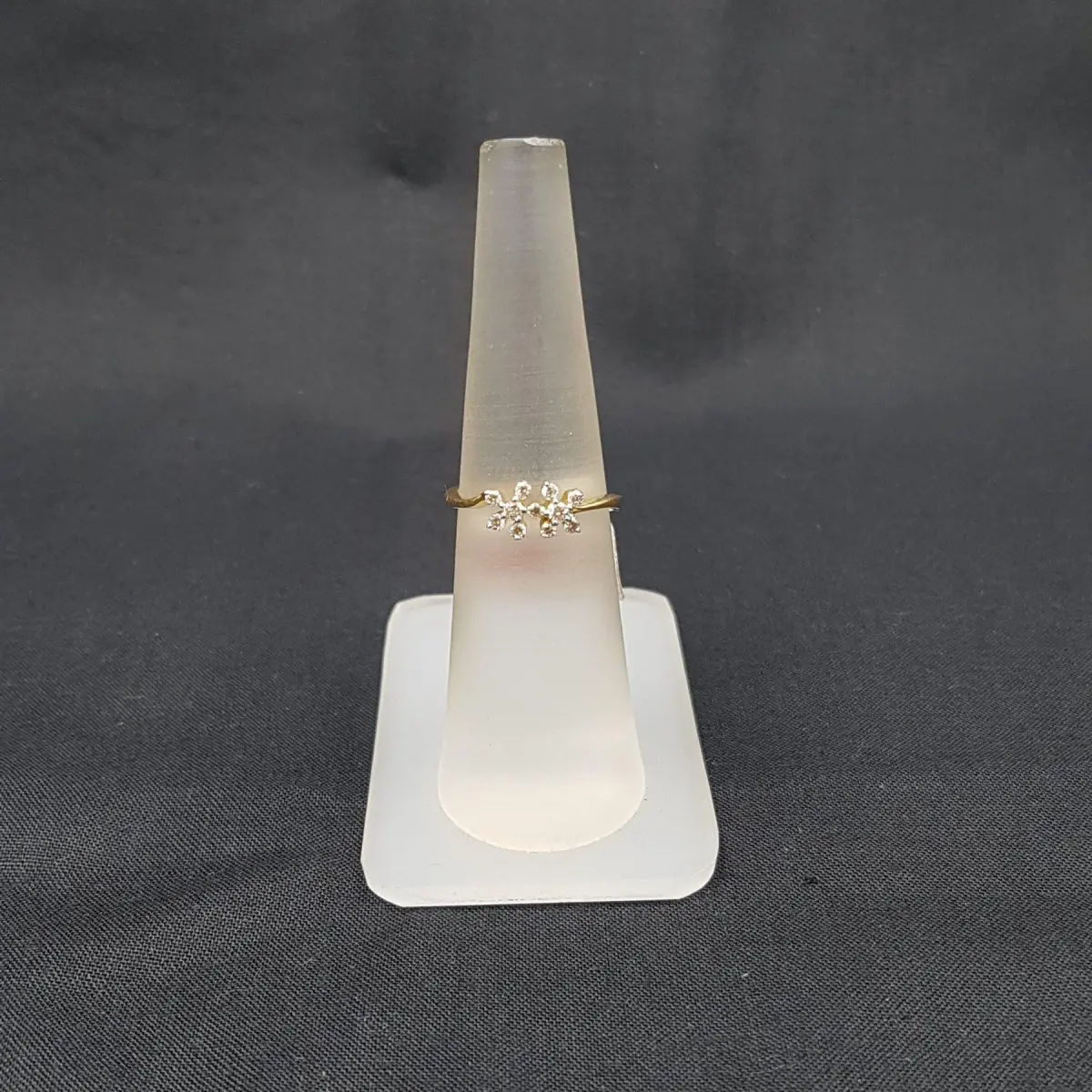 Diamond Ring in Leaf Style with Amazing Design