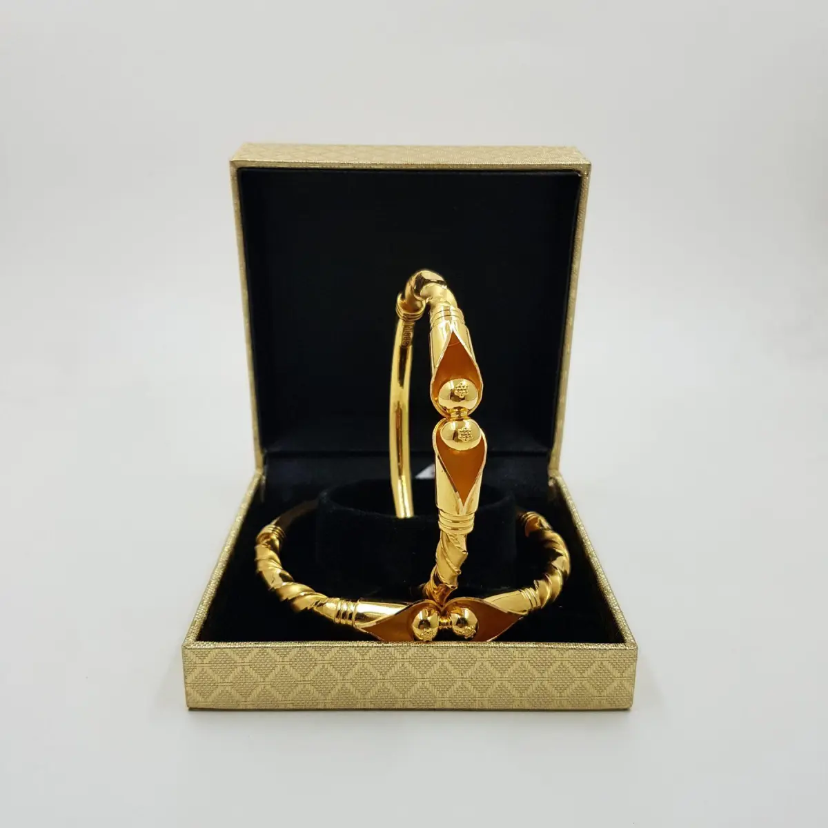 Beautiful Gold Light Weight Kara Pair for Ladies with Beautiful Design