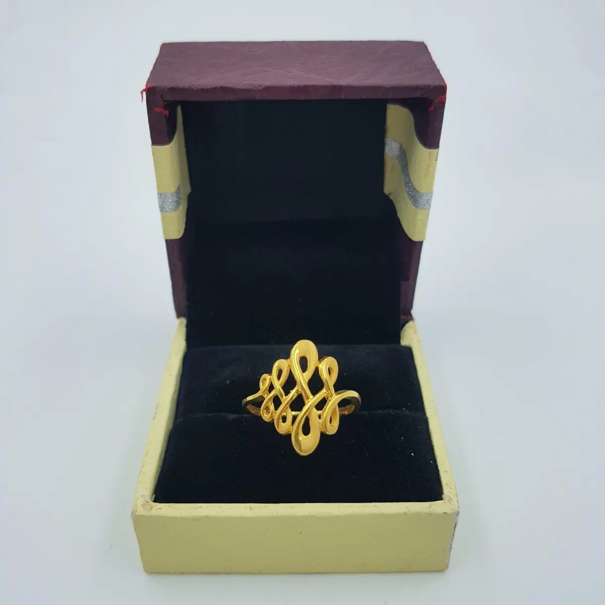 Elegant Gold Ladies Ring with Plain Design