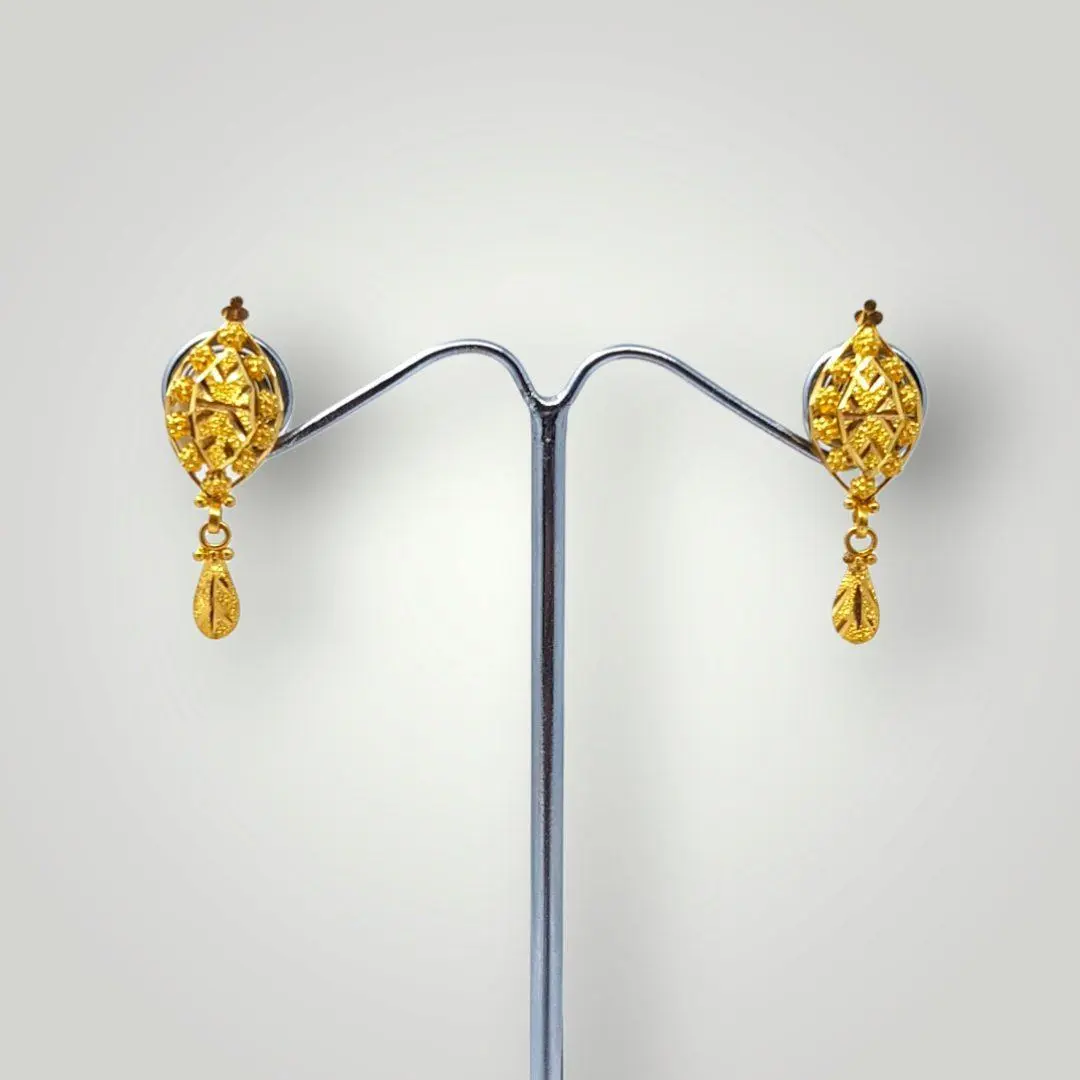 Beautiful Gold Earring in Flowers Design for Ladies