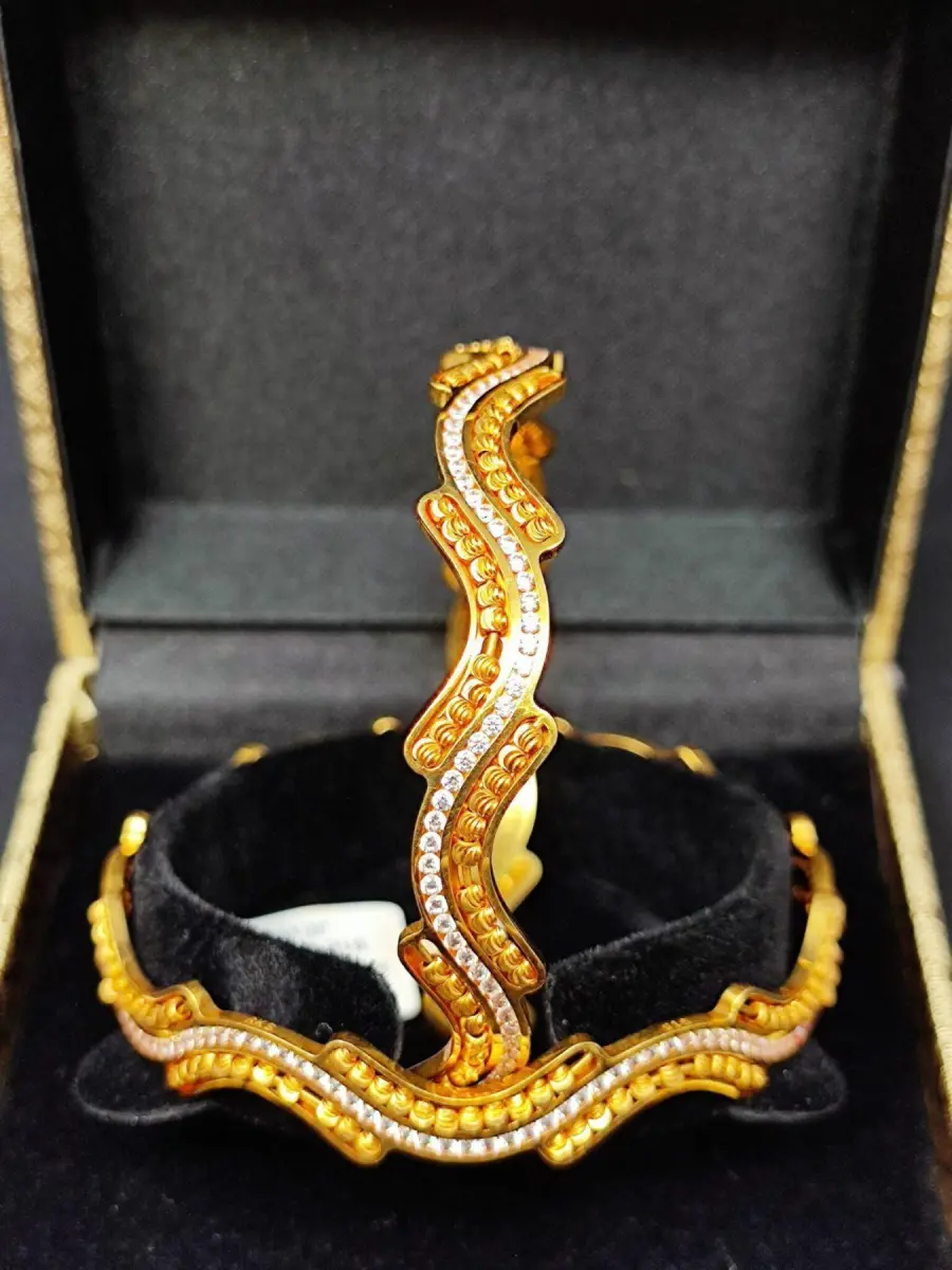 916 Hallmarked Pure Gold Ladies Kangan in Elegant Design