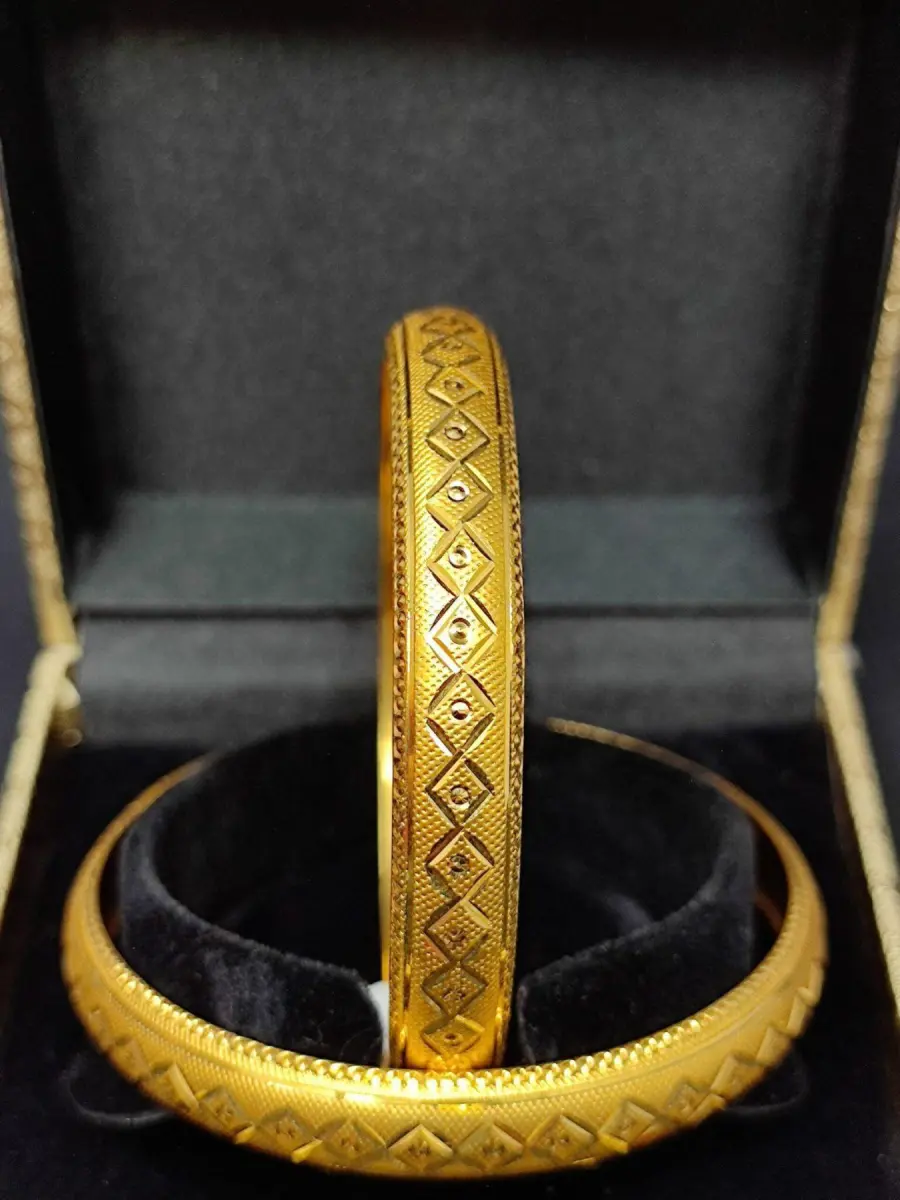 916 Hallmarked Pure Gold Ladies Kangan with Fabulous Design Suitable for Daily Use