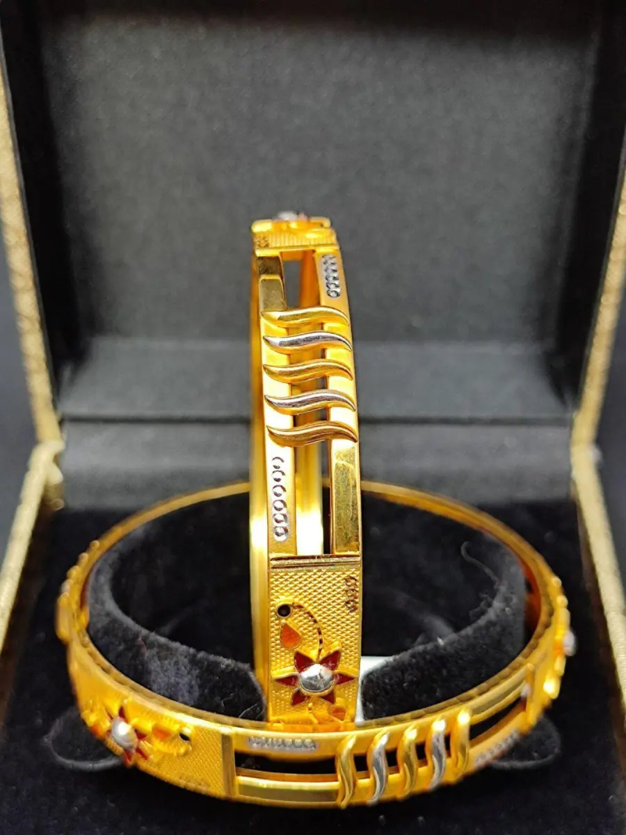 916 Hallmarked Beautiful Gold Ladies Kangan in Elegant Design